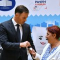 Mali uručio ključeve stana i automobila dobitnicima igre "Uzmi račun i pobedi"