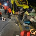 Najmanje 16 ljudi poginulo u prevrtanju autobusa Jezivi prizori sa mesta nesreće u Indoneziji (foto)