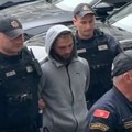 (Foto) Osumnjičeni za trostruko ubistvo u Podgorici sproveden u tužilaštvo Murić (25) sa lisicama na rukama i kapuljačom na…