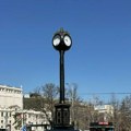 Sat na Trgu republike ponovo u kvaru, pokazuje različito vreme