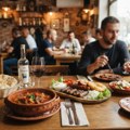 Ručak u restoranu ili naručivanje od kuće: Evo šta danas može da se za pojede za 1.000 dinara- Kompletan vodič kroz cene hrane!…