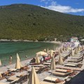 Ponižavajuće: Ležaljke i suncobrani besplatni posle 17 sati, ali samo za građane Crne Gore?!