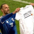 Skandal u Prištini – fudbaler tzv. Kosova podigao majicu s porukom koja slavi OVK