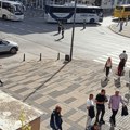 Miting SNS u Leskovcu počeo dolaskom kolone autobusa sa onima koji su glumili Leskovčane (VIDEO)