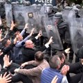 Petrović i Obrenović privedeni pre početka nereda u Zvečanu, dok su mirno protestovali