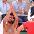 Zviždanje Đokoviću sa tribina, Novak uzvratio ironičnim gestom