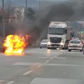 (Video)Drama na putu kod Elektrošumadije: Vatra „progutala“ automobil