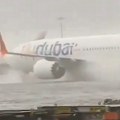 Avion "pliva" po pisti: Neverovatni prizori iz Dubaija, obustavljeni brojni letovi: Potopljene ulice, vetar nosi sve pred sobom…