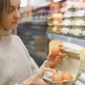 Kupci ližu jaja u prodavnici da bi se razboleli i dobili novac: Bizarna priča iz Rusije usijala mreže
