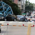 Kran se srušio na auto, poginuo građevinski radnik: Objavljen zastrašujući snimak, povređeno više osoba