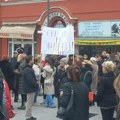 Nekoliko stotina Čačana zastalo i zaćutalo na 15 minuta u centru grada (FOTO)