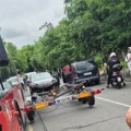 (Foto): Drama kod bolnice na Bežaniji: Prikolica se iznenada otkačila i zabila u vozilo