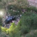 Stravična nesreća U kanjonu miljacke: Porodica kolima sletela u provaliju, majka i beba stradale, otac i druga ćerka povređeni…