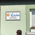 Crta: Nepoznata lica sa kačketima u blizini biračkog mesta u Kosjeriću