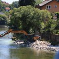 Nelegalni radovi na Vrbasu: Teške mašine ruše prirodu, inspekcije ćute!