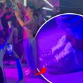 Šta to obuče? Šok stajling Sandre Afrike: Na binu izašla u kupaćem kostimu, trenerci i patikama (video)