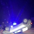 (Foto) u zoru automobil završio na krovu: Zaustavio se pred kapijom u selu kod Arilja, nije poznato šta se tačno desilo