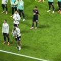 Arnautović na štakama VIDEO