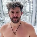 Poznati glumac se skinuo u bokserice, polugo izašao napolje i uskočio u sneg - snimak je da se smrzneš