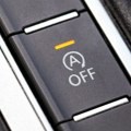Dugme koje treba da gasite čim sednete u auto: Ova "ekološka" opcija vam tiho uništava motor