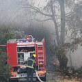 "Malo je falilo da vatra stigne do kuća" Drama u Sremčici, meštani sa vatrogascima gase veliki požar: "Večeras nema spavanja"…