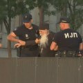 Verbalni okršaj između učesnika Prajda i grupe građana kod crkve, policija udaljila jedno svešteno lice