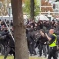 Veliki neredi u Hagu: demonstranti gađali policiju saobraćajnim znakovima