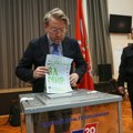 Kap razuma u moru ratnog ludila Lider Jabloka odbio da bira između ponuđenih opcija, na listiću ispisao dve snažne poruke