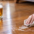 Malo ko bi se ovoga setio: stručnjakinja otkrila kako da pivom vratite sjaj drvenim podovima