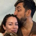 (Foto) Zavirite na rođendan žene Ognjena Amidžića: On je ljubi u glavu, a Perun i Lola sa mamom duvaju svećice na crvenoj…