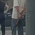Muškarac nosio pušku nišom! Došetao do semafora sa oružjem u ruci, stavio ga iza leđa i čeka zeleno svetlo (foto)