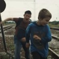 Bajka o prijateljstvu dva dečaka u potrazi za majkom: Kritika makedonskog filma „M“