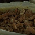 "Bombone" od svinje nikad skuplje u Srbiji! "Luksuz je jesti čvarke" - svi kupuju na grame, jer za kilogram nemaju
