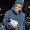 Veliko srce poznatog pirotskog fotografa Siniše Jelenkova! Spasio premrzlog goluba sa ledenih pločnika