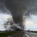 Ogroman tornado u SAD! Izdata hitna upozorenja za građane: "Odmah se sakrijte u podrume!" (video)