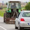 Pijan vozio traktor auto-putem u suprotnom smeru, reagovao i Vesić FOTO