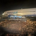 Zapaljen avion pun putnika skliznuo sa piste! Nova drama sa "boingom": Izgoreli mu krilo i motor, ima povređenih (foto, video)