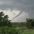 Apokaliptične scene u bačkoj palanci: Snažno nevreme se sručilo na grad: Ulice poplavljene, od kiše se ništa ne vidi…