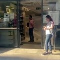 Prvi snimci sa mesta pucnjave u Grčkoj: Jedna osoba ubijena, druga ranjena u supermarketu: Policija uhapsila napadača (video)