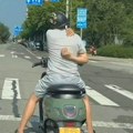 "Brate, svaka čast": Hit video sa semafora oduševio milione, morao da izađe iz kola čim je video momka na motoru