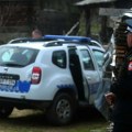 Deca u panici pobegla: Muškarac provalio u stan naoružan bombom, pa pretio bivšoj supruzi i sinovima smrću