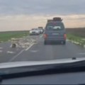 Haos kod Idvora! Vozači usporavaju, prizor neverovatan: Kamiondžiji ispao pozamašan teret