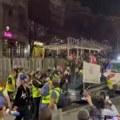 Najdirljivija scena na dočeku studenata: Drži nepokretnu majku da bi mogla da pozdravi omladinu (foto)