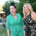 "Gde je neki džentlmen da dođe, da da ruku? Nema!" Zlata Petrović i Vanesa Šokčić u vrtoglavim štiklama, jednoj šlic do kuka…