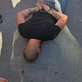 Pogledajte sliku hapšenja nikolepetrovića (25) uhapšenog zbog ubistva Ivana Milačića Leži na zemlji, sa lisicama na rukama…