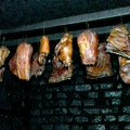 FOTO: Bračni par u Smederevu držao nelegalnu mesaru, nebezbedno meso prodavali u dva svoja lokala