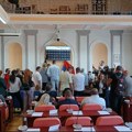 Opozicija fizički ne dozvoljava održavanje sednice Skupštine Zaječara, određena pauza