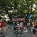 Dvojica Novosađana koji su uhapšeni na protestu u petak puštena da se brane za slobode, ispred suda se okupili građani