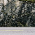 Odron na Ibarskoj magistrali: Stena oštetila automobil, saobraćaj otežan