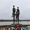 Održan pomen žrtvama Novosadske racije kod spomenika „Porodica“